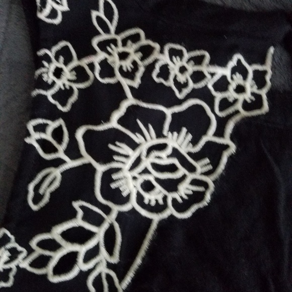 ***sold*** Black & cream torrid top - Picture 5 of 5